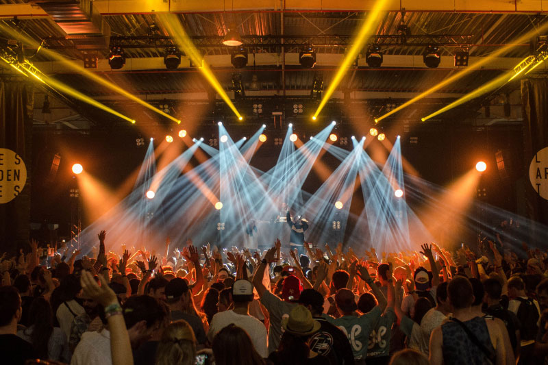 Die Bronzefigurengruppe zeigt die kölschen Originale "Tünnes und Schäl" im historischen Zentrum von Köln. Beide Figuren sind lebensecht gestaltet.The bronze figure group shows the Cologne originals "Tünnes and Schäl" in the historic center of Cologne. Both figures are designed to be lifelike.