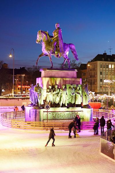 Freiluft-Eisbahn auf dem Weihnachtsmarkt "Heimat der Heinzel" in der Kölner Altstadt ©KölnTourismus GmbH, Dieter Jacobi