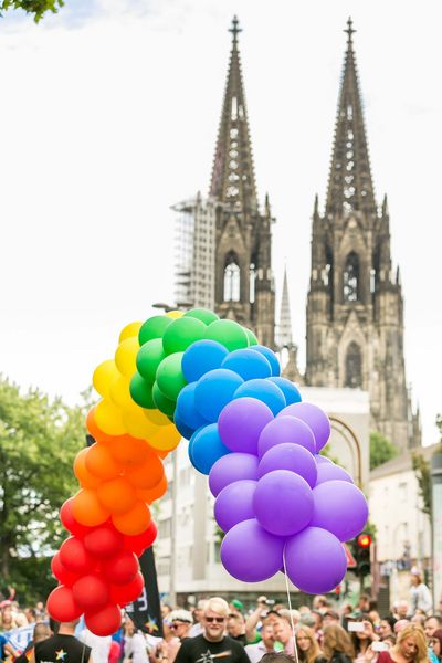 ColognePride: Luftballon-Regenbogen vor dem Kölner Dom ©Jörg Brocks, KölnTourismus GmbH