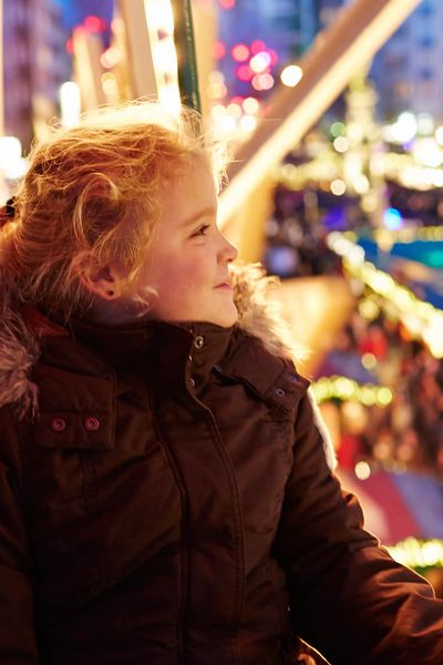 Kinder auf dem Weihnachtsmarkt 'Heimat der Heinzel' in der Kölner Altstadt