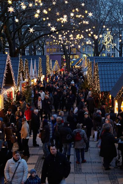 Besucher auf dem 'Markt der Engel' auf dem Kölner Neumarkt ©KölnTourismus GmbH